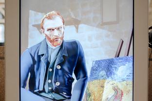? Đại Lạc đưa cho Van Gogh một cái khuỷu tay to, người sau rõ ràng đã bầm tím.